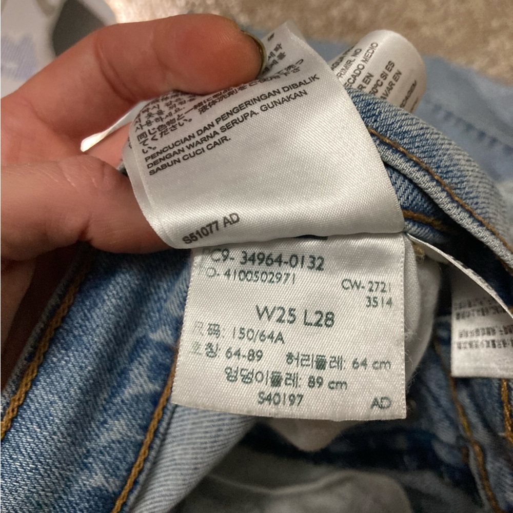 Distressed Wedgie Straight Levi’s Jeans - Picture 5 of 6